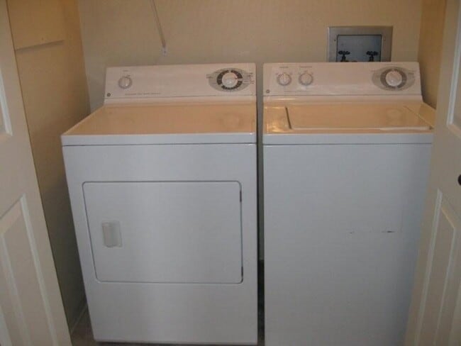 Building Photo - 674 Saratoga Dr