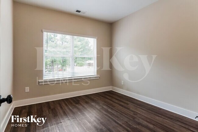 Building Photo - 2235 5th Ave S