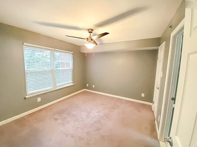 Building Photo - Beautifully Updated 1 Bed 1 Bath Condo With Sunroom In Sought After Point At Park