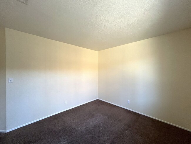 Building Photo - AVAILABLE NOW!! 2 Bed/2 Bath Apartment in ...