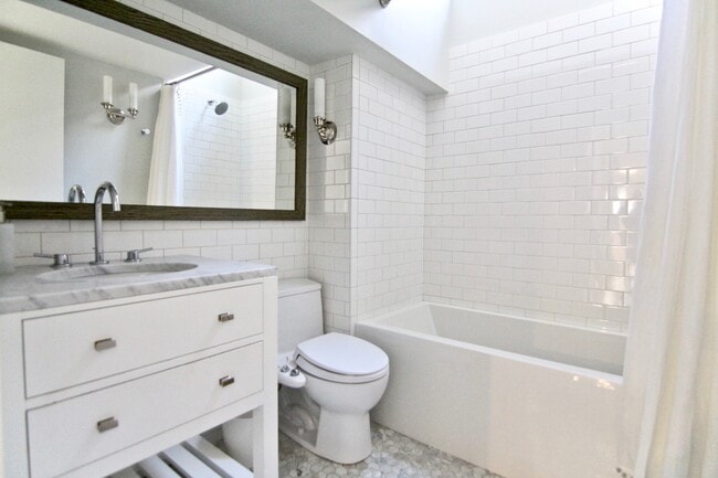 Building Photo - 54 Trowbridge St