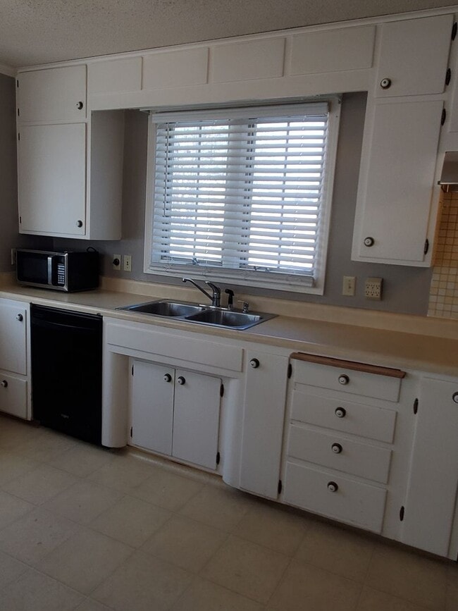 Building Photo - Gorgeous home near Westboro park.