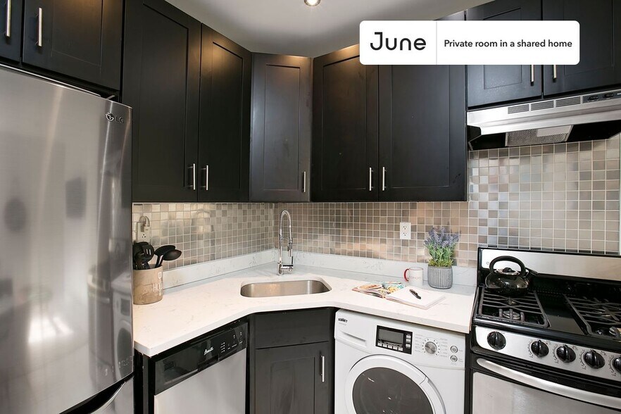 Building Photo - Private bedroom in 3 bed/1.5 bath Home