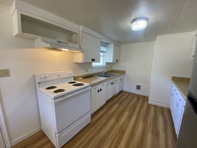 Building Photo - 710 W Broccoli St