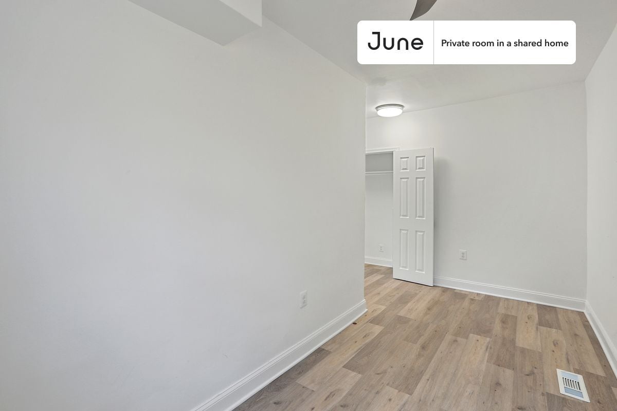 Building Photo - Room in Shared 5 bed/3.5 bath home in Upper Central NE