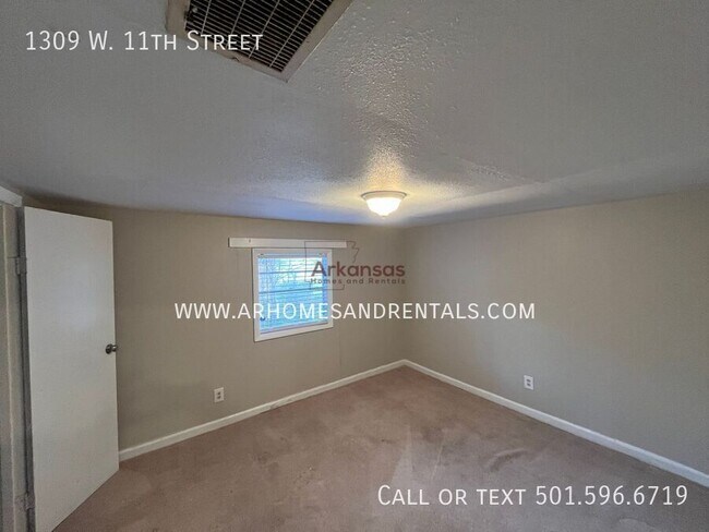 Building Photo - 1309 W 11th St