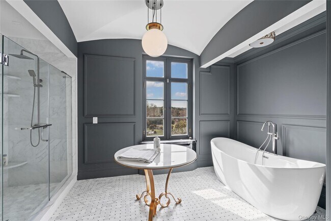 Building Photo - 393 Oyster Bay Road