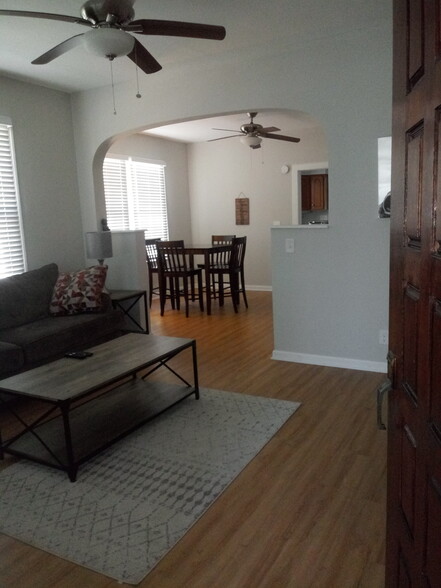 Primary Photo - 1711 E Lee St