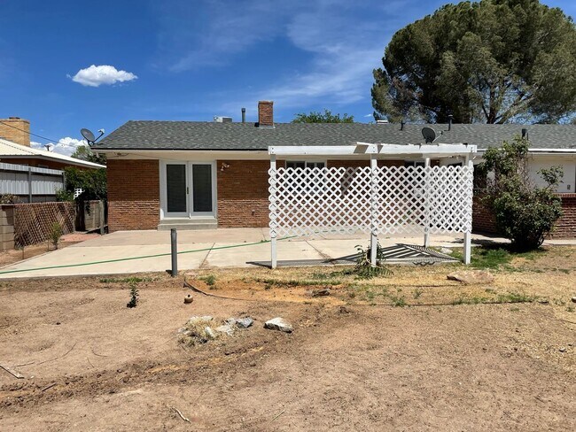 Building Photo - Open floorplan/Huge yard/Lots of Storage/Fireplace