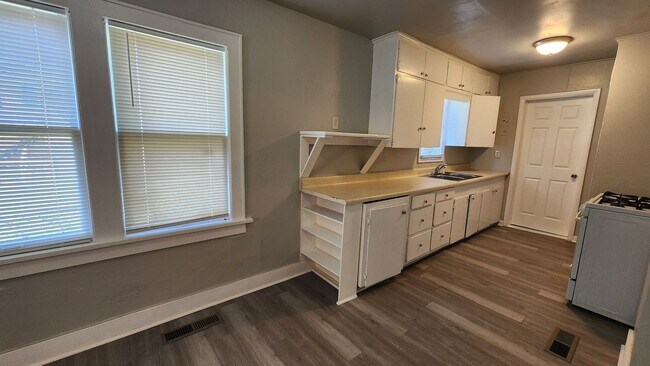 Building Photo - Nice 4 Bedroom, 2 Bath Home Near OCU & The...