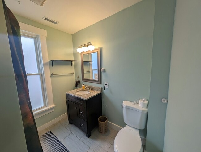 Building Photo - 48 Clover St