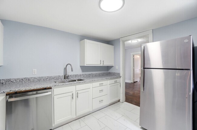 Building Photo - 44 5 Oaks Ave