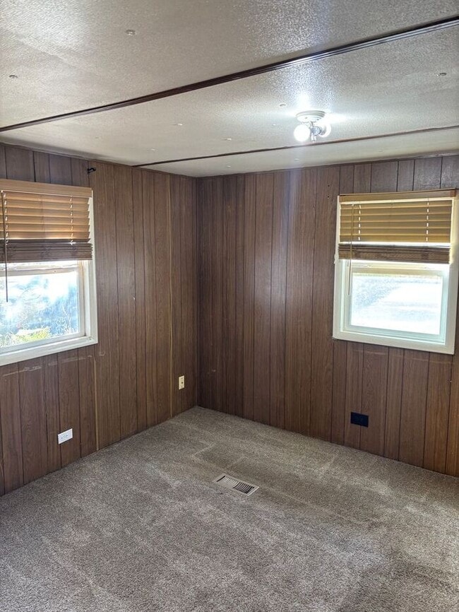 Building Photo - Spacious 2 Bed Trailer