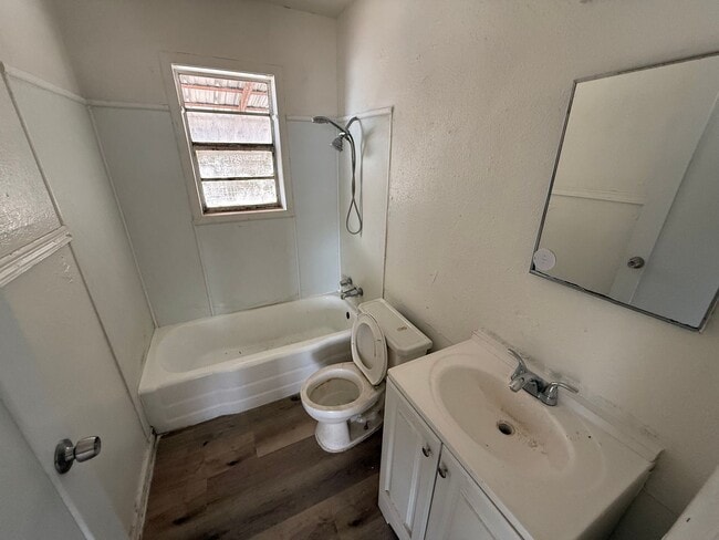 Building Photo - 3 Bedroom 1 Bath House