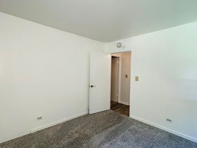 Building Photo - Partly Furnished 2-bedroom, 2-bath condo a...