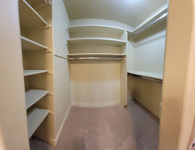 Building Photo - 3 bed, 2.5 bath townhome w/attached 2 car ...