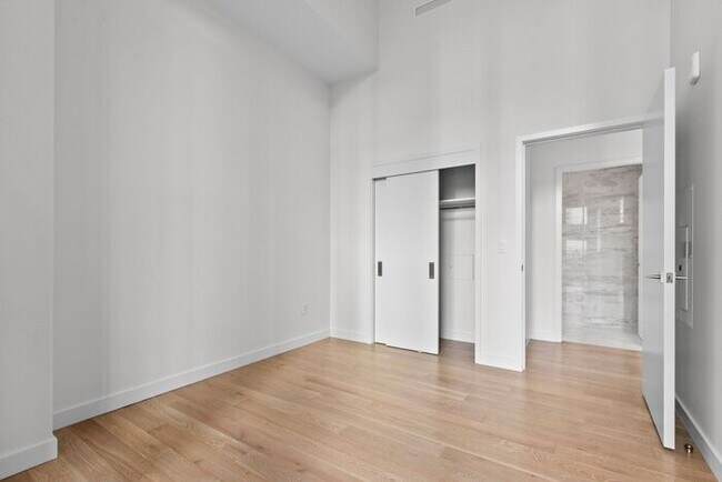 Building Photo - Luxury Executive Condo w/AC in the Heart o...