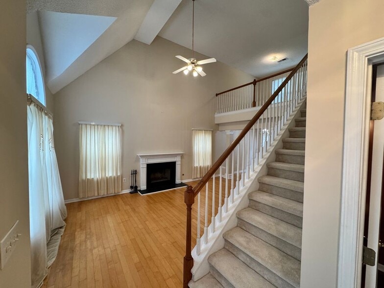 Building Photo - 2025 Baramore Oaks Dr