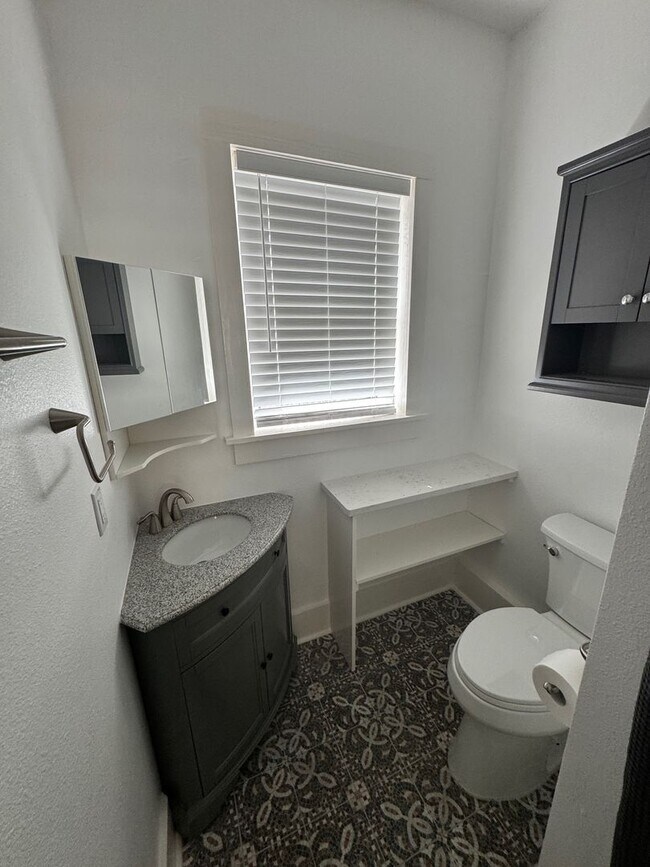 Building Photo - Move-In Ready & Recently Updated 2-Bedroom...