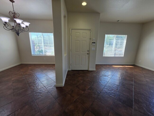 Building Photo - 3 bedroom with an extra office/den space in Modesto!
