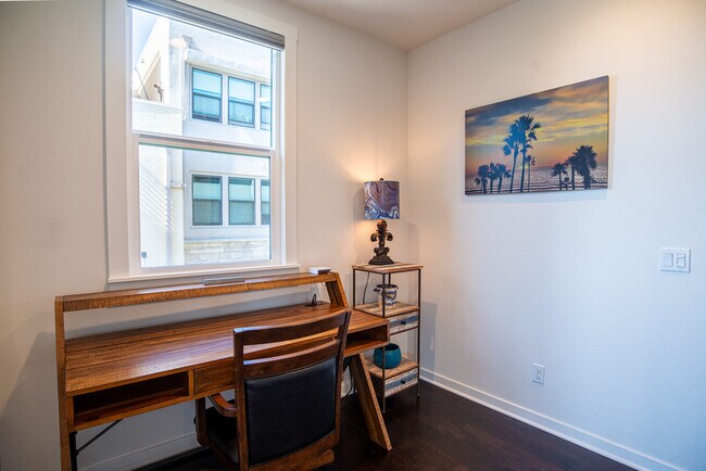 Building Photo - 1562- Vista del Mar Way