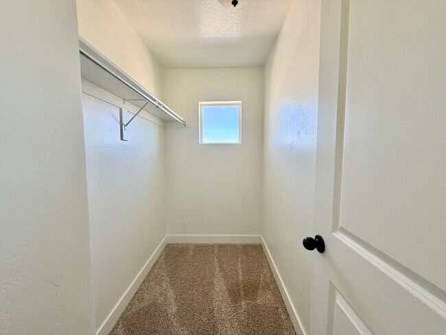 Building Photo - 673 W Beth Cir