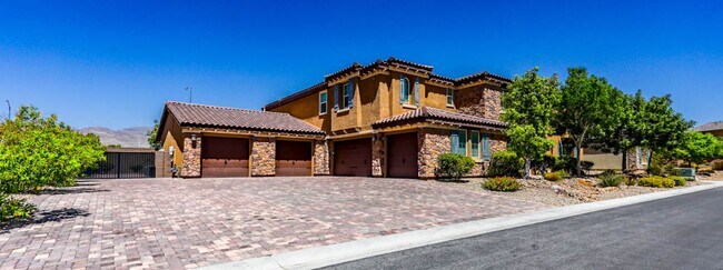 Building Photo - Stunning 5 Bed, 4 Full Baths And 2 Half Ba...