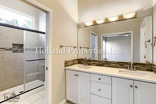 Building Photo - 4914 NW Huserik Dr