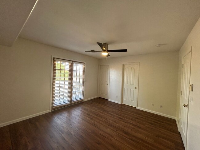 Building Photo - Move In Today! FREE October Rent! Stunning...