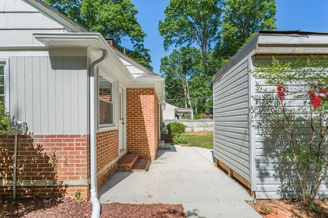 Building Photo - 3408 Kirby Dr