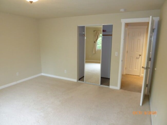 Building Photo - Beautiful 2 Story 3 Bed 2.5 Bath