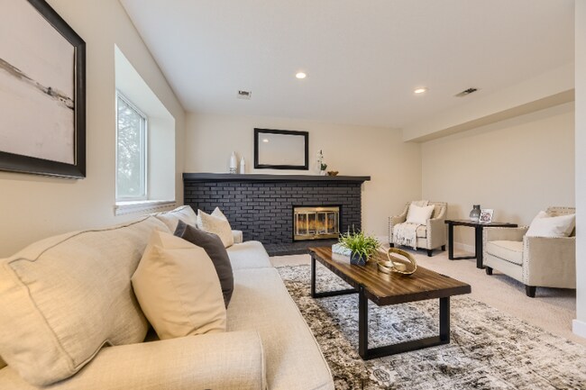 Building Photo - 11032 Brownstone Dr