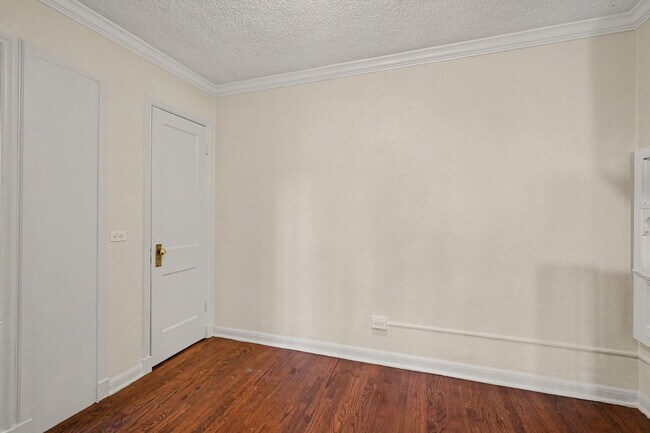 Building Photo - Walkable Capitol Hill Condo | Parking Included