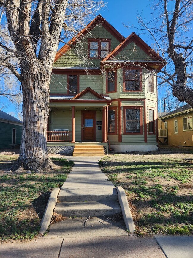 Building Photo - 716 EB
