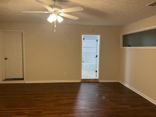 Building Photo - Holiday Special Save $800.00