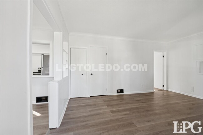 Building Photo - 4013 Caroline Ave