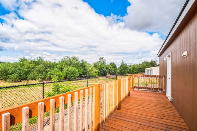 Building Photo - 1/2 off first month's rent and free Samsun...