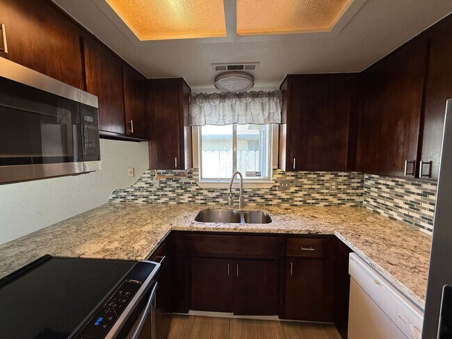 Building Photo - Temescal and Moonstar Duplex