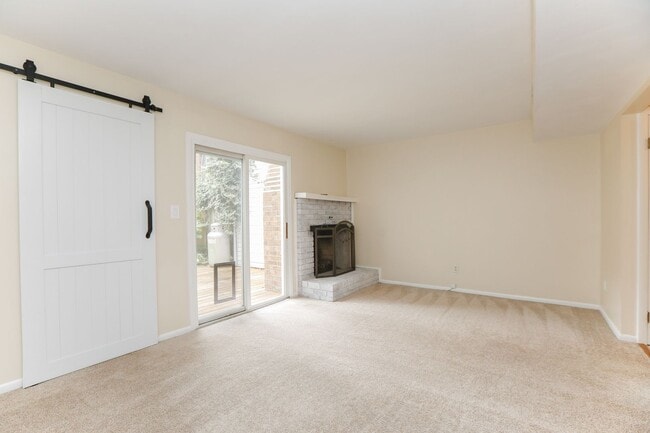 Building Photo - Spacious Townhome Move in Ready!!