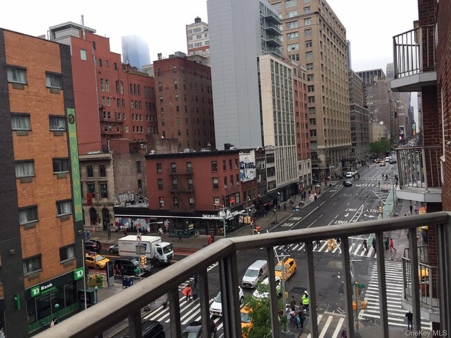 Building Photo - 170 W 23 St