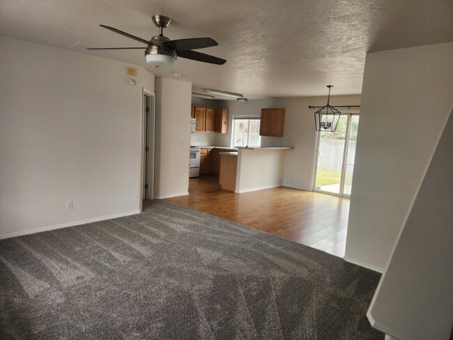 Building Photo - 1427 W Roberts Pl