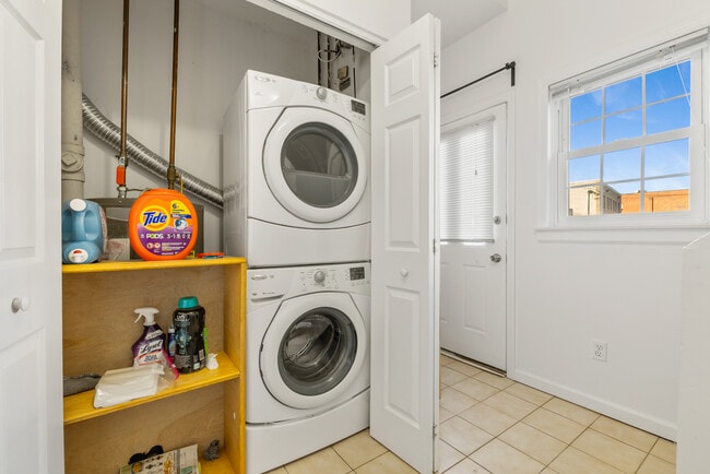 Building Photo - 133 Main St