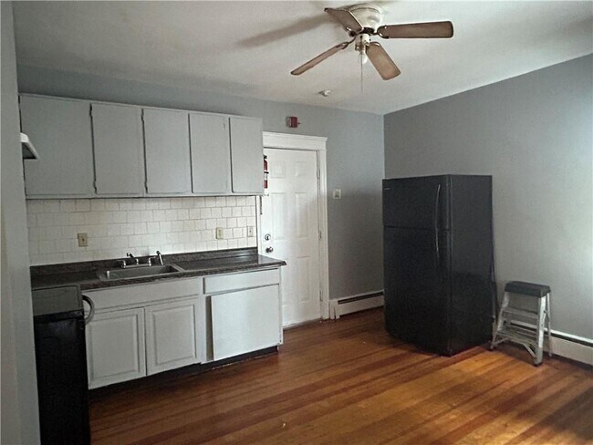 Building Photo - 915 Dexter St