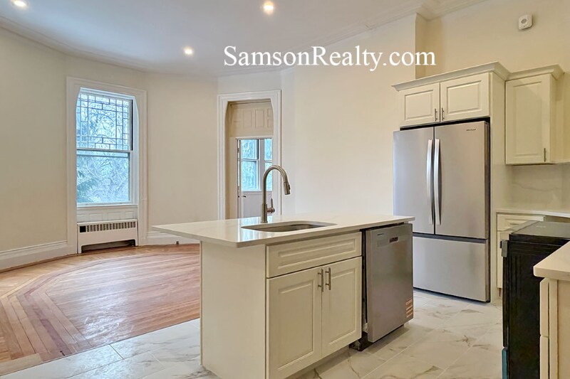 Building Photo - 314 Angell St