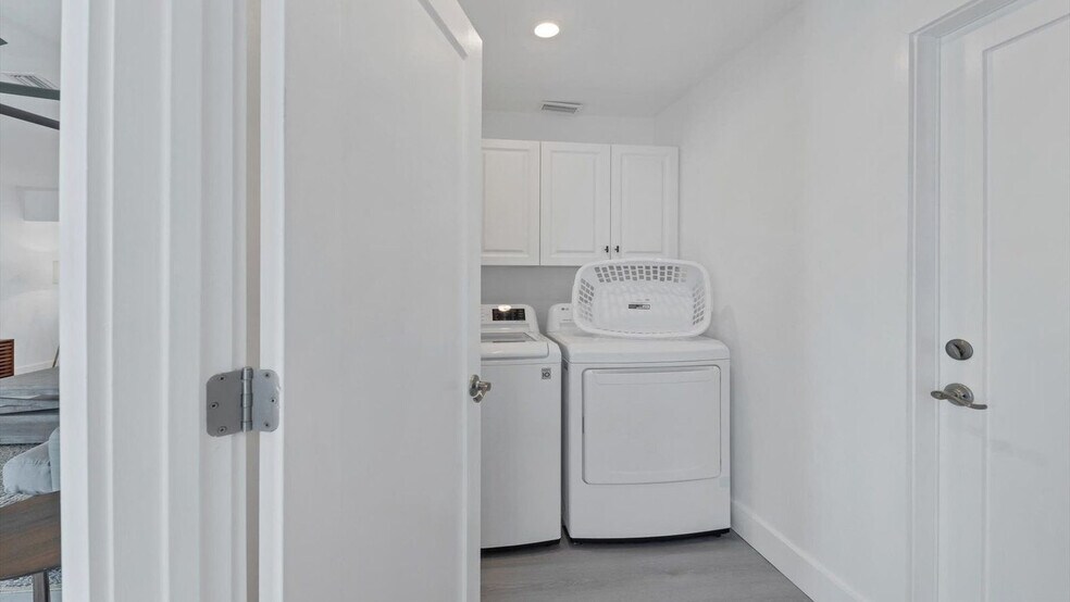 Building Photo - 1521 Kinglet Dr