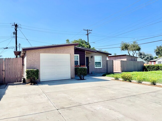 Primary Photo - Beautiful Remodeled 4 Bedroom 2 Bathroom H...