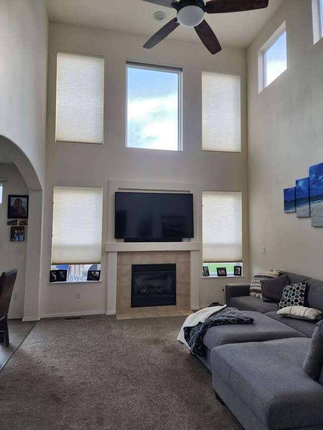 Building Photo - Stunning 2-Story 4 Bedroom Home With Finis...
