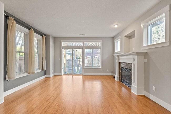 Building Photo - Beautiful 3-bdrm/2.5-bath contemporary craft home w/ lots of character. A/C, fireplace, fenced ba...