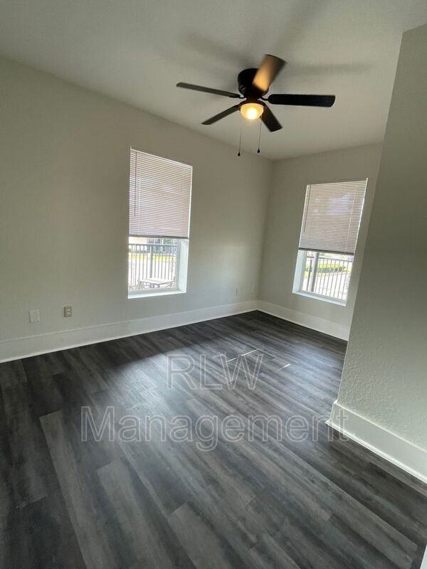 Building Photo - 11 N Central Ave