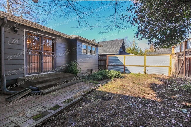 Building Photo - 2714 SE 48th Av